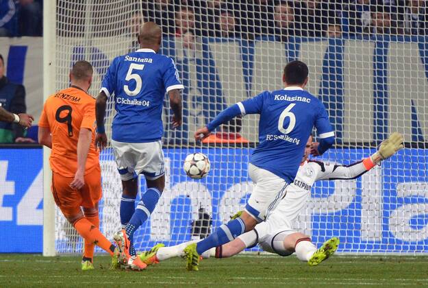 26.02.2014, xjhx, Fussball Champions League, FC Schalke 04 - Real Madrid, v.l. Karim Benzema (Real Madrid), Felipe Santana (FC Schalke 04), Felipe Santana (FC Schalke 04), Ralf Fährmann (FC Schalke 04) Goal scored, Tor zum 0:1