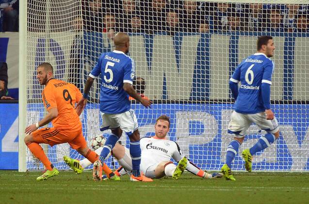 26.02.2014, xjhx, Fussball Champions League, FC Schalke 04 - Real Madrid, v.l. Karim Benzema (Real Madrid), Felipe Santana (FC Schalke 04), Felipe Santana (FC Schalke 04), Ralf Fährmann (FC Schalke 04) Goal scored, Tor zum 0:1