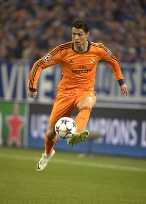 26.02.2014, Fussball Champions-League 2013 2014 Achtelfinale, FC Schalke 04 - Real Madrid, in der Veltins-Arena Gelsenkirchen. Christiano Ronaldo (Real Madrid) am Ball. 