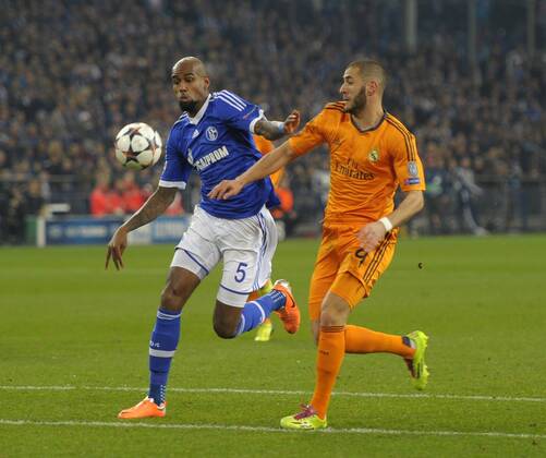 26.02.2014, Fussball Champions-League 2013 2014 Achtelfinale, FC Schalke 04 - Real Madrid, in der Veltins-Arena Gelsenkirchen. v.li: Felipe Santana (Schalke) gegen Karim Benzema (Real Madrid). 