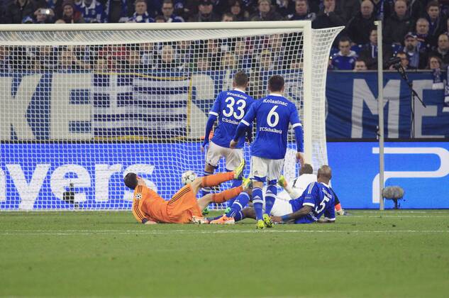 Gareth Bale (Real Madrid CF 11) mit dem Treffer, Tor, Goal zum 2:0, Aktion, Action FC Schalke 04 vs Real Madrid C.F. --- Fussball --- Champions League Achtelfinale --- 26.02.2014 EP_JSE