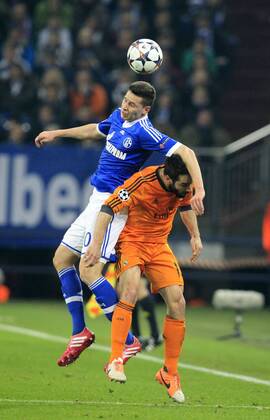 Julian Draxler (FC Schalke 04 10) im Kopfballduell gegen Daniel Carvajal (Real Madrid CF 15), Aktion, Action FC Schalke 04 vs Real Madrid C.F. --- Fussball --- Champions League Achtelfinale --- 26.02.2014 EP_JSE