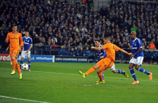 Champions League Achtelfinale: FC Schalke 04 - Real Madrid 18.2.2014. Tor zum 1:0 für Real durch Karim Benzema. Li: Gareth Bale (beide Madrid) Re.: Felipe Santana (S04) und Sead Kolasinac (halb verd.) kommen zu spät. HM