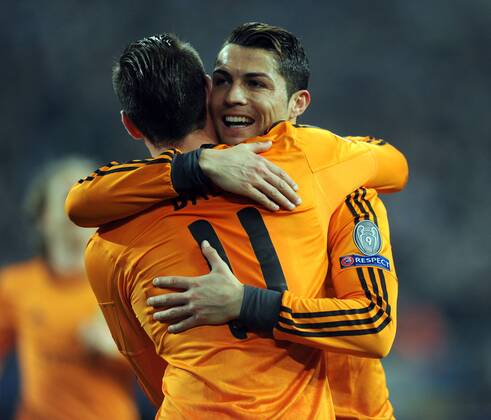 Champions League Achtelfinale: FC Schalke 04 - Real Madrid 18.2.2014. Cristiano Ronaldo umarmt den Torschützen Gareth Bale (beide Real Madrid) nach dem 2:0. HM