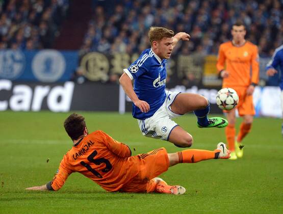 26.02.2014, xjhx, Fussball Champions League, FC Schalke 04 - Real Madrid, v.l. Daniel Carvajal (Real Madrid), Max Meyer (FC Schalke 04)