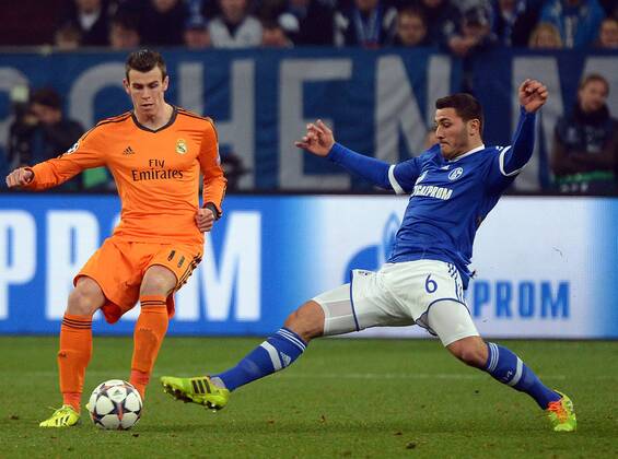 26.02.2014, xjhx, Fussball Champions League, FC Schalke 04 - Real Madrid, v.l. Gareth Bale (Real Madrid), Sead Kolasnic (FC Schalke 04)