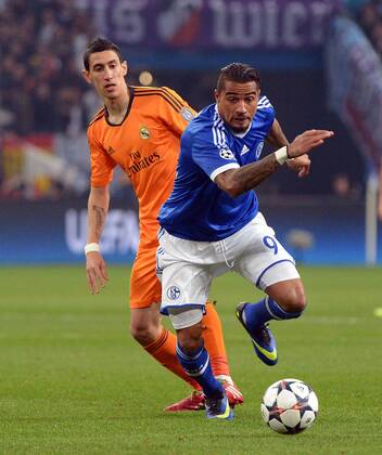 26.02.2014, xjhx, Fussball Champions League, FC Schalke 04 - Real Madrid, v.l. Angel di Maria (Real Madrid), Kevin-Prince Boateng (FC Schalke 04)