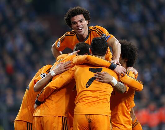 Gelsenkirchen Champions League Fußball FC Schalke 04 vs. Real Madrid, Jubel bei Real Madrid über Gareth Bale Tor zum 0:2, oben Pepe (Madrid)