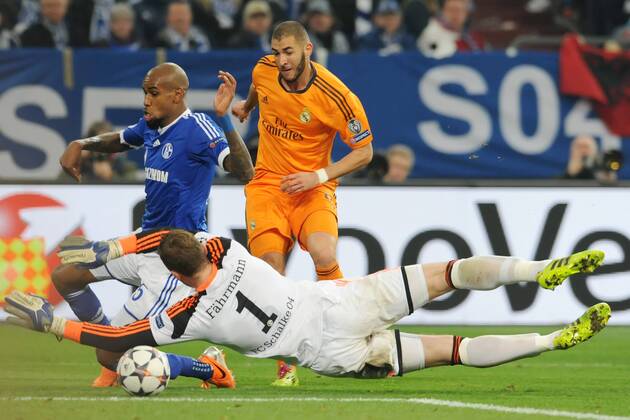 Gelsenkirchen, Deutschland 26. Februar 2014: Champions-League 13 14 - FC Schalke 04 vs. Real Madrid FC. Tor zum 0:4. Torschütze Torschütze Karim Benzema (Real Madrid) trifft das Tor gegen Torwart Ralf Fährmann Fährmann (Schalke). mt