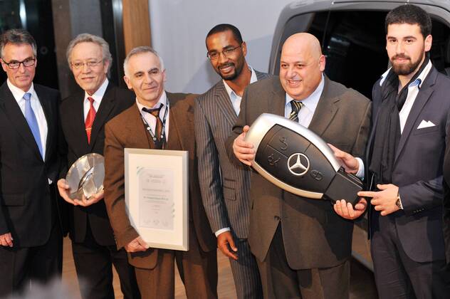 Der Preisträger in der Kategorien Verein wird der SV Türkgücü Kassel 1972 e.V. mit CACAU (DFB-Integrationsbotschafter). Deutschland, Stuttgart: Fussball, DFB : Integrationspreis des Deutschen Fussball-Bundes und Mercedes-Benz am 04.03.2014, Mercedes-Benz Museum.
