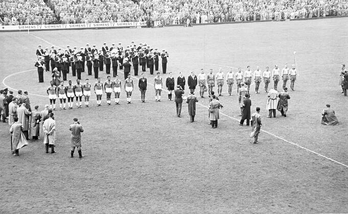 Fußball, WM 1958 in Stockholm, Finale Brasilien – Schweden 5 - 2 WM in Schweden, Juni 1958, Finale Brasilien - Schweden, 29.06.1958, beide Mannschaften vor dem Spiel, Brasilien mit Gilmar, Djalma Santos, Hideraldo Luiz Bellini, Orlando, Nilton Santos, Zito, Didi, Garrincha, Vava, Pele, Zagallo, Schweden mit Kalle Svensson, Orvar Bergmark, Sven Axbom, Reino Börjesson, Bengt Gustavsson, Sigvard -Sigge- Parling, Kurt Hamrin, Gunnar Gren, Agne Simonsson, Nils -Nisse- Liedholm, Lennart Skoglund