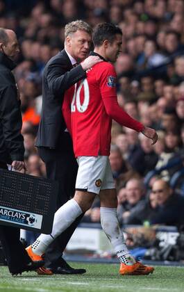 David Moyes, manager of Manchester United talks with a disappointed Robin van Persie following his substitution - Barclays Premier League - West Bromwich Albion vs. Manchester United - The Hawthorns - Birmingham - England - 8th March 2014 - Picture Philip Oldham Sportimage EDITORIAL USE ONLY. No use with unauthorised audio, video, data, fixture lists, club league logos or live services. Online in-match use limited to 120 images, no video emulation. No use in betting, games or single club league player publications.