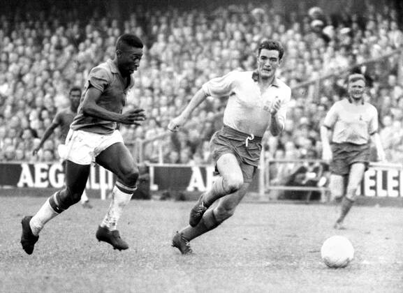 Fußball, WM 1958 in Stockholm, Finale Brasilien – Schweden 5 - 2 Fussball-Weltmeisterschaft 1958 Finale Schweden - Brasilien 2:5 Pele in Aktion (lks.) und Bengt Gustavsson (Schweden) 29.06.1958 in Stockholm HM