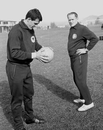 Fußball-Weltmeisterschaft 1962 23.05.1962 im deutschem Quartier : Wolfgang Fahrian und Trainer Sepp Herberger beim Training HM