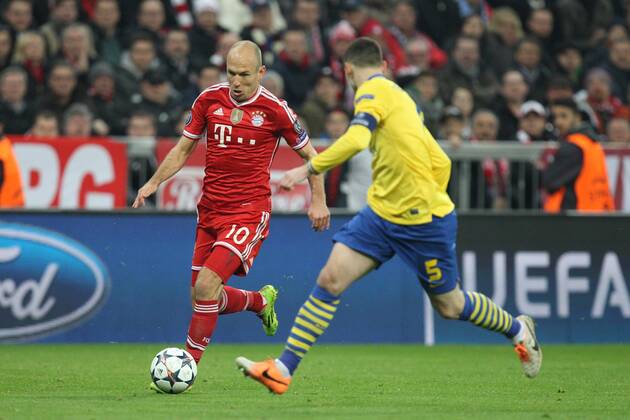 l-r: im Zweikampf, Aktion, mit Arjen Robben 10 (FC Bayern München) und Thomas VERMAELEN 5 (FC Arsenal London) FC Bayern München vs. Arsenal London, Fussball, Champions League, 11.03.2014 EP_ckt