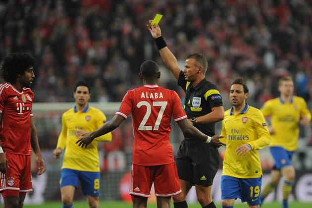 gelbe Karte, Verwarnung, für Dante (FC Bayern München) Bayern München - FC Arsenal, Champions League, Achtelfinale, Fussball, 11.03.2014,