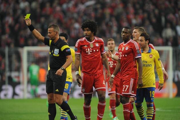 gelbe Karte, Verwarnung, für Dante (FC Bayern München) Bayern München - FC Arsenal, Champions League, Achtelfinale, Fussball, 11.03.2014,