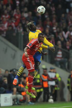 David Alaba (FC Bayern München) und Bacary Sagna (FC Arsenal) im Kopfballduell Bayern München - FC Arsenal, Champions League, Achtelfinale, Fussball, 11.03.2014,