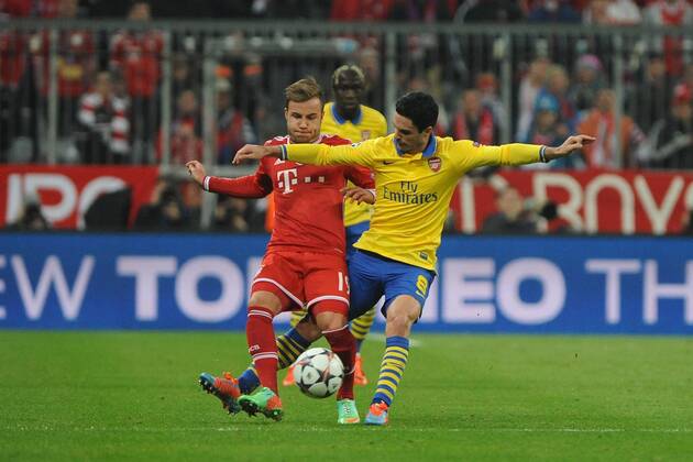 vl. Mario Goetze (FC Bayern München) und Mikel Arteta (FC Arsenal) Bayern München - FC Arsenal, Champions League, Achtelfinale, Fussball, 11.03.2014,