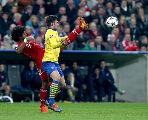 FUSSBALL - CL, Bayern vs Arsenal München,DEUTSCHLAND,11.MAR.14 - FUSSBALL - UEFA Champions League, Achtelfinale, FC Bayern München vs Arsenal FC. Bild zeigt Dante (Bayern) und Olivier Giroud (Arsenal). 
