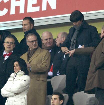 11.03.2014, Fussball Champions League 2013 2014, Achtelfinale, FC Bayern München - FC Arsenal London, in der Allianzarena München. Präsident Uli Hoeneß (2.v.re.oben, München, Höness, Höneß, Hoeness, Hoeneß) auf der Ehrentribüne mit seinem Bruder Dieter vor dem Spiel. re. oben: Bundestrainer Joachim Löw (Deutschland). mitte: Vorstandsvorsitzender Karl-Heinz Rummenigge (München). Vorn Anne Kroehl, Lebensgefährtin von Karl Hopfner 