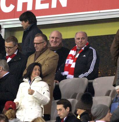 11.03.2014, Fussball Champions League 2013 2014, Achtelfinale, FC Bayern München - FC Arsenal London, in der Allianzarena München. Präsident Uli Hoeneß (re.oben, München, Höness, Höneß, Hoeness, Hoeneß) auf der Ehrentribüne mit seinem Bruder Dieter vor dem Spiel. mitte: Vorstandsvorsitzender Karl-Heinz Rummenigge (München). Vorn Anne Kroehl, Lebensgefährtin von Karl Hopfner 