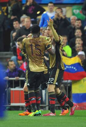 11.03.2014, xcox, Fussball Champions League, Atletico Madrid - AC Mailand, v.l.Michael Essien (AC Milan) - Kaka (AC Milan) - Celebration