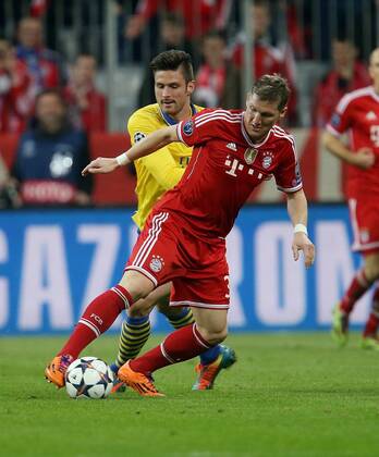 Bastian Schweinsteiger (Bayern). Hinten Olivier Giroud (Arsenal) . FC Bayern München - FC Arsenal London . München, GER, 11.03.2014 , Achtelfinale Fussball-Champions League 2013-2014 .
