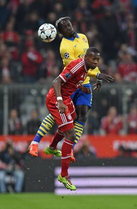 FUSSBALL CHAMPIONS LEAGUE ACHTELFINALE RÜCKSPIEL SAISON 2013 2014 FC Bayern München - Arsenal London 11.03.2014 David Alaba (unten, FC Bayern München) gegen Bacary Sagna (Arsenal) 