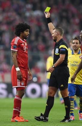 FUSSBALL CHAMPIONS LEAGUE ACHTELFINALE RÜCKSPIEL SAISON 2013 2014 FC Bayern München - Arsenal London 11.03.2014 Schiedsrichter Svein Oddvar Moen (Norwegen) zeigt Dante (FC Bayern München) die Gelbe Karte 