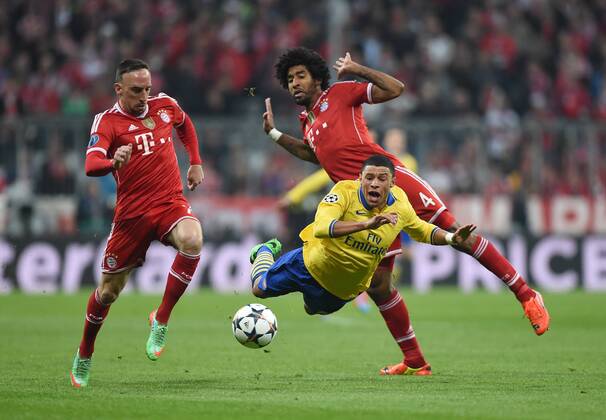FUSSBALL CHAMPIONS LEAGUE ACHTELFINALE RÜCKSPIEL SAISON 2013 2014 FC Bayern München - Arsenal London 11.03.2014 Dante (hinten re, FC Bayern München) gegen Alex Oxlade-Chamberlain (unten, Arsenal) beobachtet von Franck Ribery (li, FC Bayern München) 