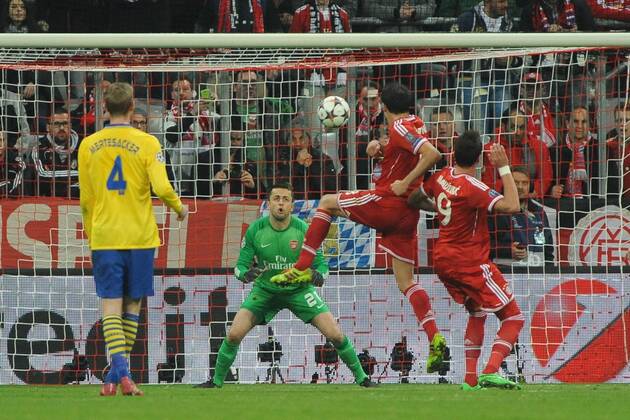 Die Bayern erzielen durch Javier Martinez (FC Bayern München) ein Tor welches nicht anerkannt wird.hinten Torwart Lukasz Fabianski (FC Arsenal), rechts Mario Mandzukic (FC Bayern München) Bayern München - FC Arsenal, Champions League, Achtelfinale, Fussball, 11.03.2014,