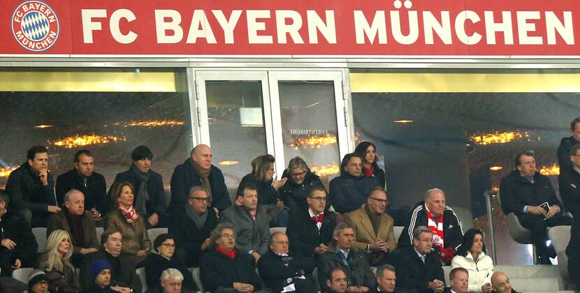München Fußball Champions League FC Bayern München vs. FC Arsenal London, 2.Reihe rechts Uli Hoeneß schaut sich das Spiel an, oben v.l. Oliver Bierhoff, Hans-Dieter Flick, Bundestrainer Joachim Löw, Dieter Hoeneß