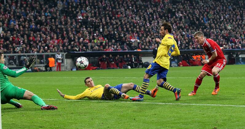Bastian Schweinsteiger (Bayern, rechts ) erzielt das Tor zum 1:0 für München. V.li. Lukasz Fabianski (Arsenal), Thomas Vermaelen (Arsenal), Santi Cazorla (Arsenal), Bastian Schweinsteiger (Bayern) . FC Bayern München - FC Arsenal London . München, GER, 11.03.2014 , Achtelfinale Fussball-Champions League 2013-2014 .