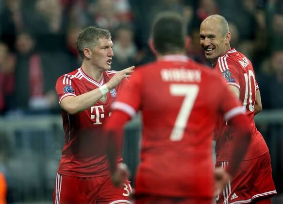 Torjubel 1:0 München, V.li. Torschütze Bastian Schweinsteiger (Bayern), Franck Ribery (Bayern), Arjen Robben (Bayern) . FC Bayern München - FC Arsenal London . München, GER, 11.03.2014 , Achtelfinale Fussball-Champions League 2013-2014 .