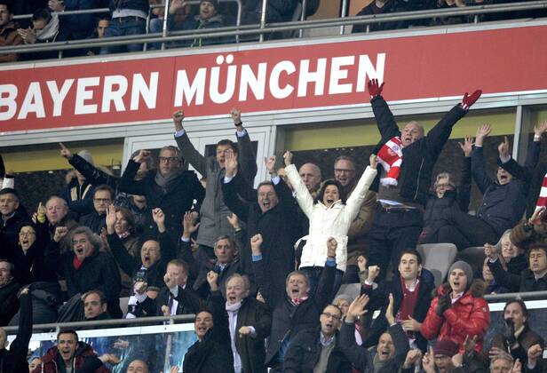 11.03.2014, Fussball Champions League 2013 2014, Achtelfinale, FC Bayern München - FC Arsenal London, in der Allianzarena München. Präsident Uli Hoeneß (re. München, Höness, Höneß, Hoeness, Hoeneß) Jubelt auf der Ehrentribüne. 