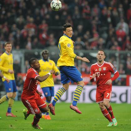Mesut Özil (FC Arsenal) beim Kopfball, links David Alaba (FC Bayern München), rechts Franck Ribery (FC Bayern München) Bayern München - FC Arsenal, Champions League, Achtelfinale, Fussball, 11.03.2014,