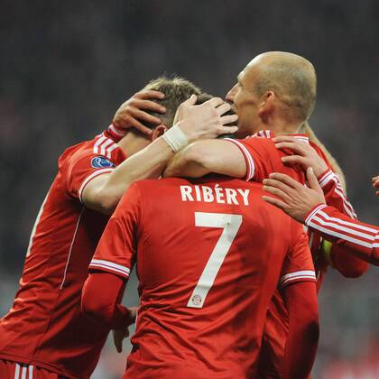 Die Bayern bejubeln den Torschutzen zum 1:0, ganz links Bastian Schweinsteiger (FC Bayern München) verdeckt.Daneben Franck Ribery (FC Bayern München), Arjen Robben (FC Bayern München) Bayern München - FC Arsenal, Champions League, Achtelfinale, Fussball, 11.03.2014,