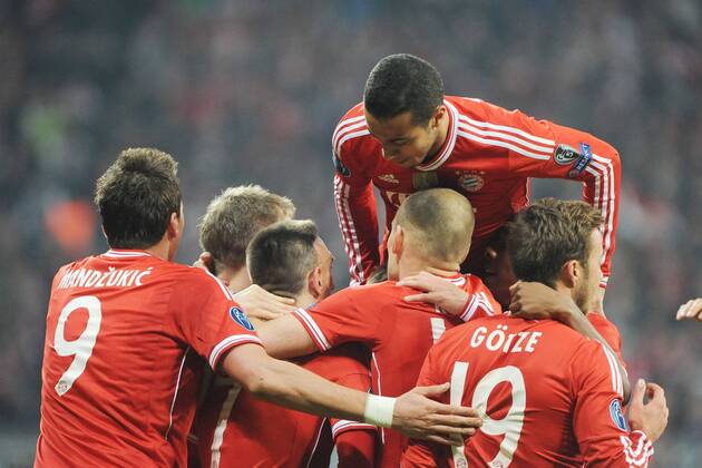 Kollektiver Jubel bei den Bayern nach dem 1:0 durch Bastian Schweinsteiger (FC Bayern München). Obenauf Thiago Alcantara (FC Bayern München) Bayern München - FC Arsenal, Champions League, Achtelfinale, Fussball, 11.03.2014,