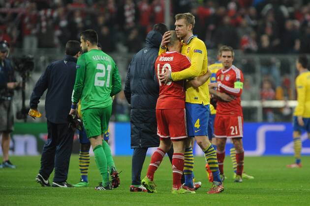 Per Mertesacker (FC Arsenal) umarmt den deutlich kleineren Arjen Robben (FC Bayern München) Bayern München - FC Arsenal, Champions League, Achtelfinale, Fussball, 11.03.2014,
