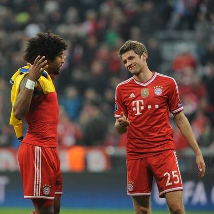 Dante (FC Bayern München) und Thomas Mueller (FC Bayern München) nach dem Schlusspfiff. Bayern München - FC Arsenal, Champions League, Achtelfinale, Fussball, 11.03.2014,