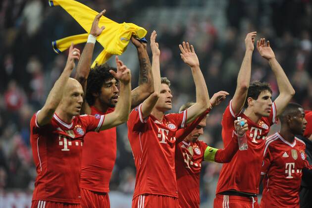 Freude bei den Bayern nach dem Erreichen des Viertelfinales. Dante (FC Bayern München) mit einem Arsenaltrikot. vl. Arjen Robben (FC Bayern München), Dante (FC Bayern München), Thomas Mueller (FC Bayern München)Philipp Lahm (FC Bayern München), Javier Martinez (FC Bayern München) und David Alaba (FC Bayern München) Bayern München - FC Arsenal, Champions League, Achtelfinale, Fussball, 11.03.2014,