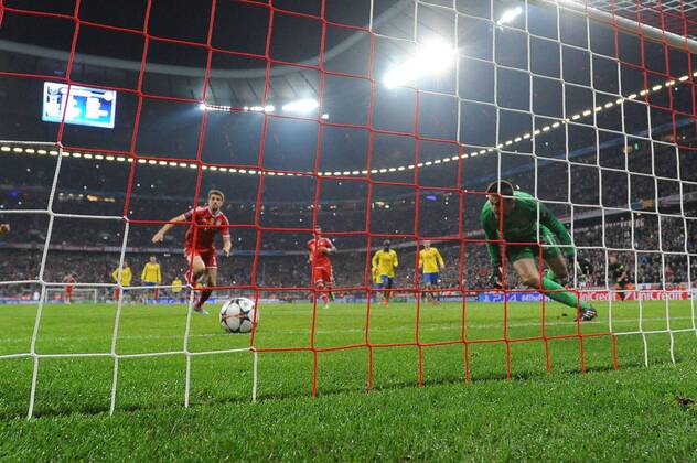 Torwart Lukasz Fabianski (FC Arsenal) hält den Elfmeter von Thomas Mueller (FC Bayern München). Der Ball bleibt auf der Linie liegen. Bayern München - FC Arsenal, Champions League, Achtelfinale, Fussball, 11.03.2014,