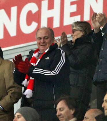 Fussball, Champions League, Achtelfinale, Rückspiel, Saison 2013 2014, Herren, Deutschland , 11.03.2014 FC Bayern München - FC Arsenal London, v.l. Aktion, Freude, jubeln, Jubel nach Tor zum Tribüne obere reihe v.l Präsident Uli Hoeness, FC Bayern München, re. ehefrau susi,