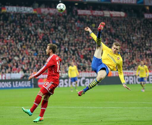 Fussball, Champions League, Achtelfinale, Rückspiel, Saison 2013 2014, Herren, Deutschland , 11.03.2014 FC Bayern München - FC Arsenal London, v.l. Mario Götze, FC Bayern München, Per Mertesacker, FC Arsenal London, Aktion, Zweikampf, Spielszene, action,