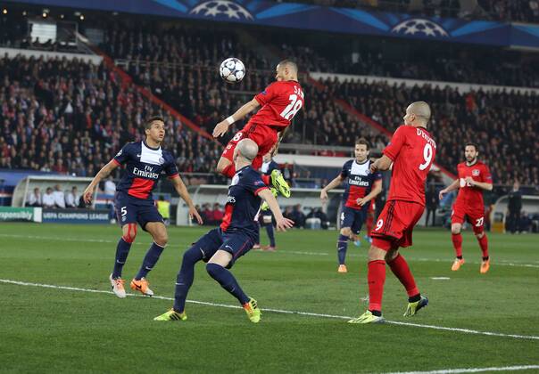 Lars Bender 8 (Bayer 04 Leverkusen) mit dem Kopfball Führungs- Treffer, Tor zum 1:0, Aktion, Action FC Paris St Germain vs Bayer 04 Leverkusen --- Fussball --- Champions League --- Achtelfinale Rückspiel --- 12.03.2014 EP_JSE