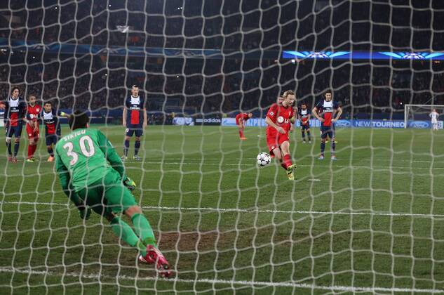 Kapitän Simon Rolfes 6 (Bayer 04 Leverkusen) verschiesst den Elfmeter gegen Torwart Salvatore Sirigu (FC Paris Saint-Germain 30), Aktion, Action FC Paris St Germain vs Bayer 04 Leverkusen --- Fussball --- Champions League --- Achtelfinale Rückspiel --- 12.03.2014 EP_JSE