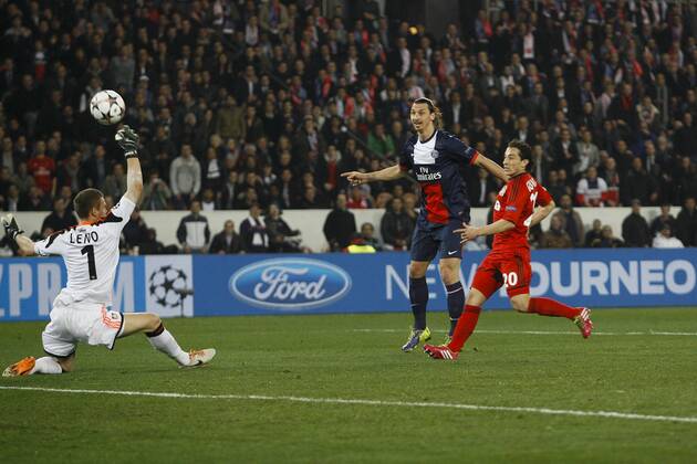 Zlatan Ibrahimovic (PSG) contre Leno Bernd ( Leverkusen) FOOTBALL : Paris Saint Germain vs Bayer Leverkusen - Champions League - 12 03 2014 GwendolineLeGoff Panoramic 