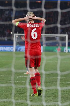 Kapitän Simon Rolfes 6 (Bayer 04 Leverkusen) enttäuscht nach dem verschossenen Elfmeter, niedergeschlagen, traurig, Emotion FC Paris St Germain vs Bayer 04 Leverkusen --- Fussball --- Champions League --- Achtelfinale Rückspiel --- 12.03.2014 EP_JSE