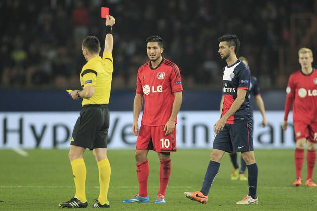 Emre Can 10 (Bayer 04 Leverkusen) erhält von Schiedsrichter Ivan Bebek (Kroatien) nach einer Schwalbe die Gelb-Rote Karte FC Paris St Germain vs Bayer 04 Leverkusen --- Fussball --- Champions League --- Achtelfinale Rückspiel --- 12.03.2014 EP_JSE